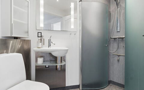 Dagne - 400M from the Sea: Badeværelse, Sanitærarmatur, Toilet, Toiletbræt, Indretning, Etage, Gulvbelægning, Håndvask, Badeværelsesvask, Vvs