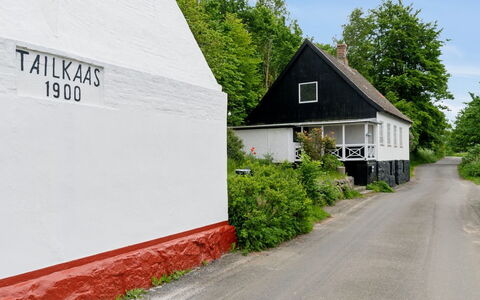 Scarlet - 5M from the Sea: Arkitektur, Tag, Hjem, Kompositmateriale, Dagslys, Sidespor, Indkørsel