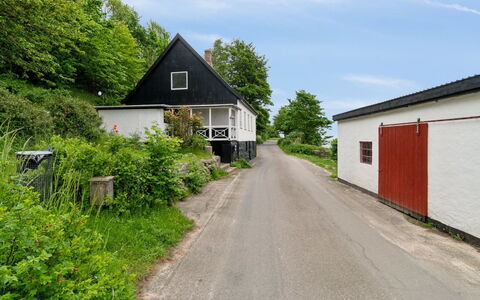 Scarlet - 5M from the Sea: Arkitektur, Tag, Hjem, Kompositmateriale, Dagslys, Sidespor, Indkørsel
