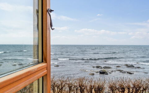 Scarlet - 5M from the Sea: Arkitektur, Tag, Hjem, Kompositmateriale, Dagslys, Sidespor, Indkørsel