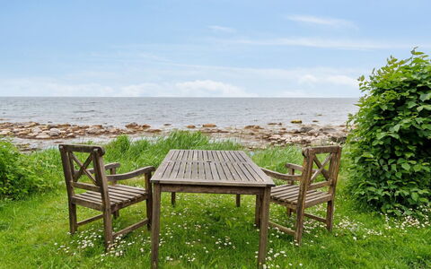 Scarlet - 5M from the Sea: Arkitektur, Tag, Hjem, Kompositmateriale, Dagslys, Sidespor, Indkørsel