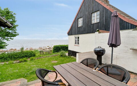 Scarlet - 5M from the Sea: Sommerhus, Skygge, Udendørs Møbler, Stol, Villa, Eco Hotel