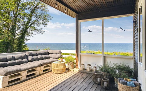 Yasha - 200M from the Sea: Træ, Tag, Arkitektur, Hjem, Hus, Sommerhus, Sidespor, Hårdttræ, Hældning, Estate