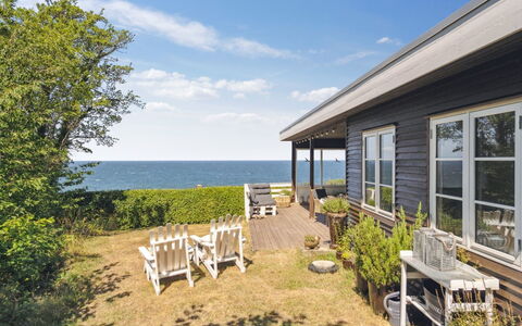 Yasha - 200M from the Sea: Træ, Tag, Arkitektur, Hjem, Hus, Sommerhus, Sidespor, Hårdttræ, Hældning, Estate