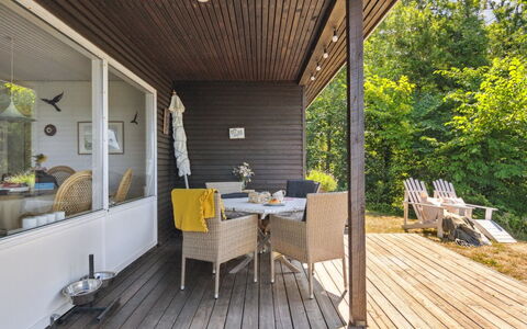 Yasha - 200M from the Sea: Træ, Tag, Arkitektur, Hjem, Hus, Sommerhus, Sidespor, Hårdttræ, Hældning, Estate