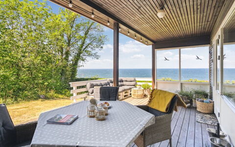 Yasha - 200M from the Sea: Træ, Tag, Arkitektur, Hjem, Hus, Sommerhus, Sidespor, Hårdttræ, Hældning, Estate
