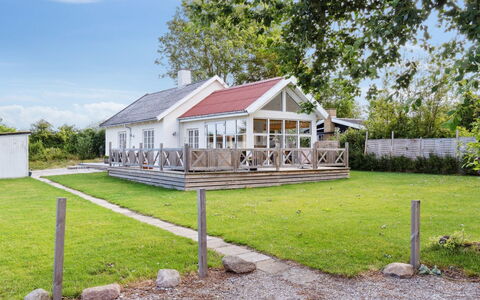 Meinolf - 200M from the Sea: Boligområde, Tag, Forstad, Indkørsel, Estate, Skorsten
