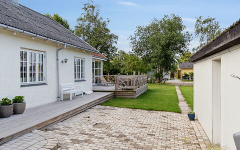 Meinolf - 200M from the Sea: Boligområde, Tag, Forstad, Indkørsel, Estate, Skorsten