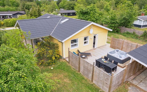Barth - 950M from the Sea: Tag, Hjem, Dør, Sommerhus, Skygge, Sidespor, Gård, Estate, Backyard