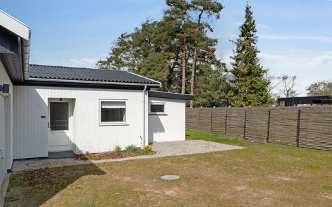 Mareike - 200M from the Sea: Møbel, Hav, Stol, Skygge, Altan, Udendørs Møbler, Eco Hotel, Kyst, Dæk, Bejdse