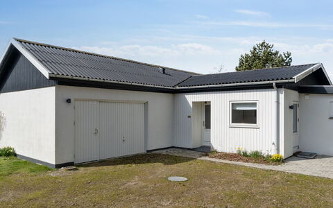 Mareike - 200M from the Sea: Møbel, Hav, Stol, Skygge, Altan, Udendørs Møbler, Eco Hotel, Kyst, Dæk, Bejdse