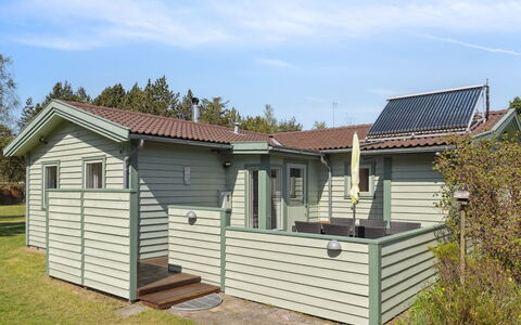 Fenja - 1.2Km from the Sea: Træ, Tag, Arkitektur, Hjem, Hus, Sommerhus, Sidespor, Hårdttræ, Hældning, Estate