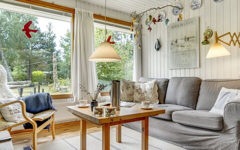 Naili - 750M from the Sea: Møbel, Indretning, Træ, Gulvbelægning, Loft, Stue, Belysning, Bord, Værelse, Couch