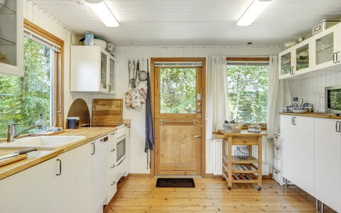 Naili - 750M from the Sea: Træ, Køkken, Gulvbelægning, Indretning, Countertop, Møbel, Loft, Etage, Køkken Apparat, Bejdse