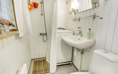 Naili - 750M from the Sea: Sanitærarmatur, Badeværelse, Gulvbelægning, Badeværelsesvask, Etage, Indretning, Toilet, Håndvask, Vvs, Toiletbræt