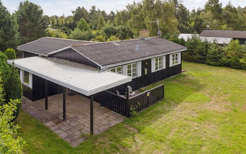 Brunhilde - 850M from the Sea: Have, Bunddække, Bagagerum, Forår, Lawn, Backyard, Skygge, Gård, Landscaping, Water Feature