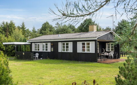 Brunhilde - 850M from the Sea: Møbel, Indretning, Gulvbelægning, Træ, Værelse, Loft, Etage, Bord, Cabinetry, Belysning