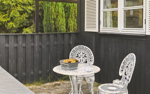Brunhilde - 850M from the Sea: Møbel, Indretning, Gulvbelægning, Træ, Værelse, Loft, Etage, Bord, Cabinetry, Belysning