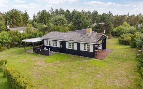 Brunhilde - 850M from the Sea: Møbel, Indretning, Gulvbelægning, Træ, Værelse, Loft, Etage, Bord, Cabinetry, Belysning