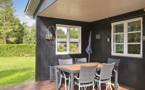 Brunhilde - 850M from the Sea: Vegetationen, Busk, Forår, Sommerhus, Have, Skygge, Backyard, Gård, Stol
