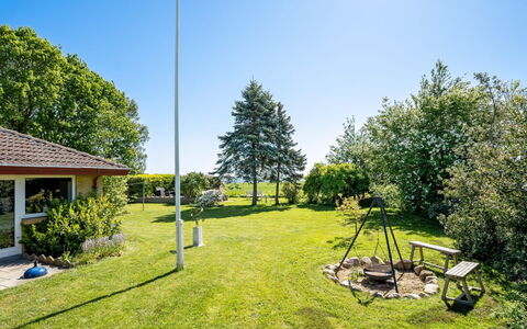 Maleen - 150M to the Fjord: Græs, Land Lot, Lawn, Have, Skygge, Eng, Landscaping, Gård, Parkere, Backyard