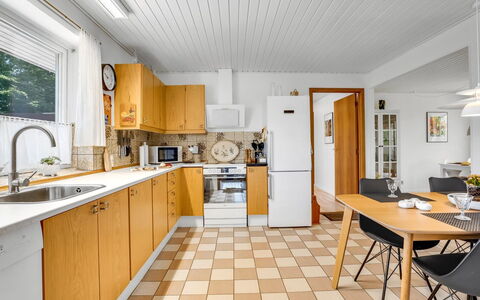Maleen - 150M to the Fjord: Køkken, Gulvbelægning, Større Bandage, Træ, Countertop, Etage, Indretning, Køkken Apparat, Loft, Cabinetry