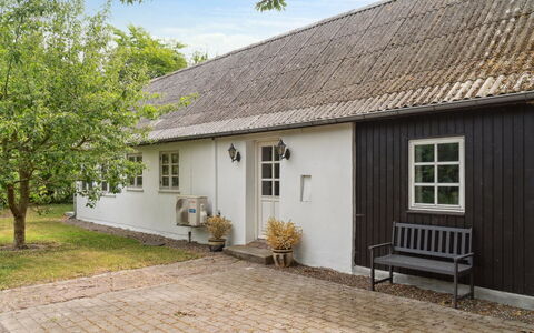 Finja - 6Km from the Sea: Tag, Hus, Hjem, Sommerhus, Sidespor, Estate, Indkørsel, Garden Bygninger, Gård, Skur