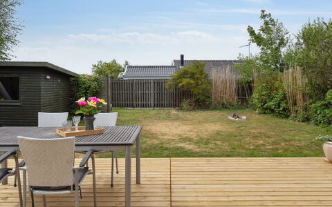 Quanna - 50M from the Sea: Træ, Udendørs Møbler, Møbel, Have, Busk, Land Lot, Udendørs Bord, Stol, Dæk
