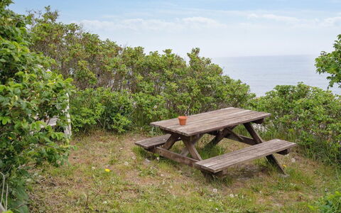 Quanna - 50M from the Sea: Udendørs Bench, Picnic Bord, Udendørs Møbler, Møbel, Udendørs Bord, Bord, Plantesamfund, Bænk, Ocean