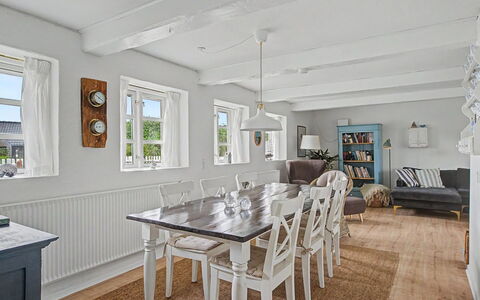 Ilkka - 220M from the Sea: Møbel, Indretning, Gulvbelægning, Træ, Loft, Spisestue, Bord, Etage, Køkken & Spisebord, Lysarmatur