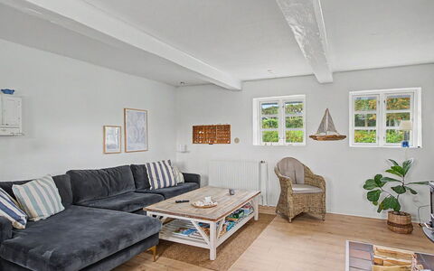 Ilkka - 220M from the Sea: Møbel, Indretning, Couch, Gulvbelægning, Væg, Etage, Stue, Træ, Værelse, Loft