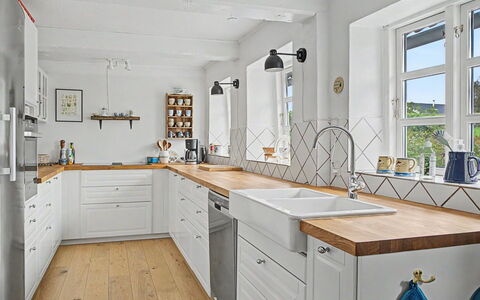 Ilkka - 220M from the Sea: Køkken, Countertop, Gulvbelægning, Cabinetry, Indretning, Træ, Møbel, Køkkenvask, Køkken Apparat, Håndvask