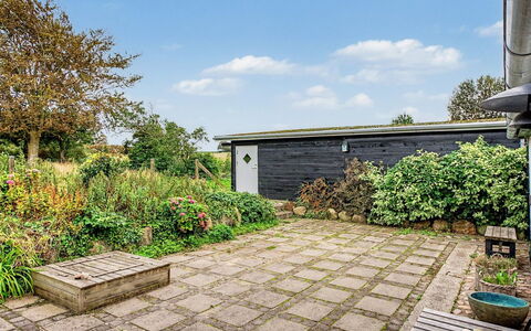 Ilkka - 220M from the Sea: Busk, Have, Land Lot, Hjem, Bunddække, Flise, Backyard, Landscaping, Walkway