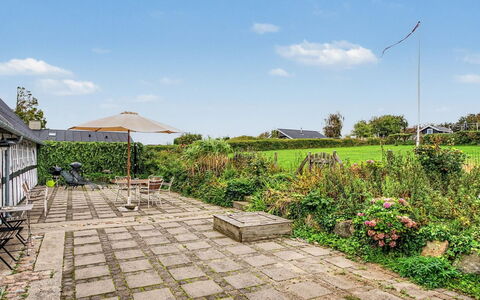 Ilkka - 220M from the Sea: Busk, Have, Land Lot, Bunddække, Flise, Landscaping, Skygge, Lawn, Backyard