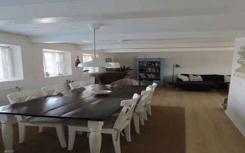 Ilkka - 220M from the Sea: Møbel, Indretning, Gulvbelægning, Træ, Etage, Bord, Loft, Stol, Køkken & Spisebord, Spisestue