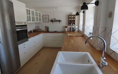 Ilkka - 220M from the Sea: Countertop, Køkken, Gulvbelægning, Cabinetry, Indretning, Møbel, Køkkenvask, Etage, Træ, Sanitærarmatur