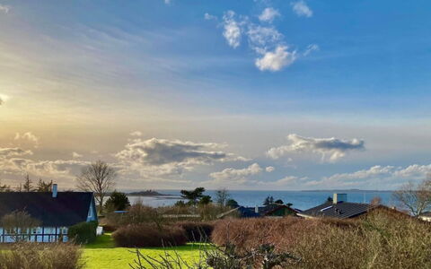 Ilkka - 220M from the Sea: Himmel, Blå, Sky, Natur, Horisont, Cumulus, Sollys, Meteorologisk Fænomen, Lawn, Sommerhus