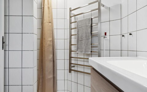 Dana - 525M from the Sea: Gulvbelægning, Væg, Etage, Indretning, Badeværelse, Sanitærarmatur, Værelse, Flise, Vvs, Toilet