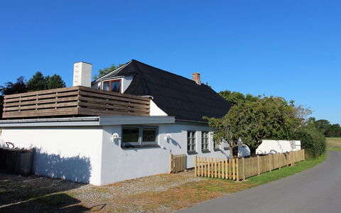 Dana - 525M from the Sea: Himmel, Tag, Hus, Hjem, Sommerhus, Skygge, Sidespor, Gård, Stuehus, Dagslys