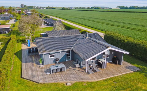 Anella - 200M from the Sea: Møbel, Indretning, Gulvbelægning, Træ, Etage, Loft, Trægulve, Stol, Bord, Belysning