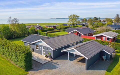 Anella - 200M from the Sea: Møbel, Indretning, Gulvbelægning, Træ, Etage, Loft, Trægulve, Stol, Bord, Belysning