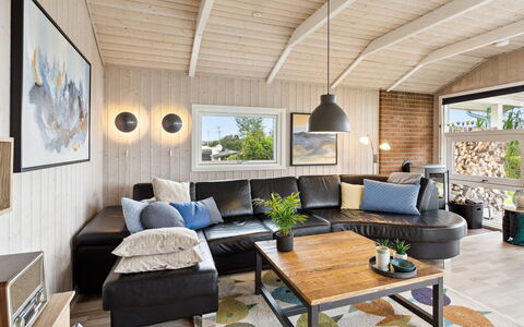 Hjalmsvider - 300M from the Sea: Couch, Træ, Indretning, Møbel, Stue, Loft, Gulvbelægning, Hjem, Etage