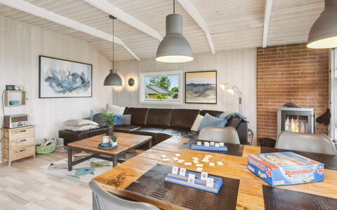 Hjalmsvider - 300M from the Sea: Møbel, Indretning, Couch, Gulvbelægning, Træ, Loft, Stue, Værelse, Etage, Lysarmatur