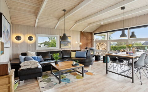Hjalmsvider - 300M from the Sea: Indretning, Træ, Couch, Møbel, Gulvbelægning, Loft, Stue, Trægulve, Etage