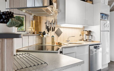 Hjalmsvider - 300M from the Sea: Køkken, Køkken Apparat, Countertop, Større Bandage, Indretning, Møbel, Husholdningsapparat, Cabinetry, Gulvbelægning, Køkkenvask