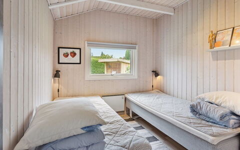 Hjalmsvider - 300M from the Sea: Træ, Soveværelse, Etage, Indretning, Gulvbelægning, Hjem, Loft, Seng, Møbel, Dør