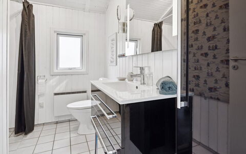 Hjalmsvider - 300M from the Sea: Sanitærarmatur, Gulvbelægning, Etage, Indretning, Badeværelse, Loft, Håndvask, Vvs, Tap, Kompositmateriale
