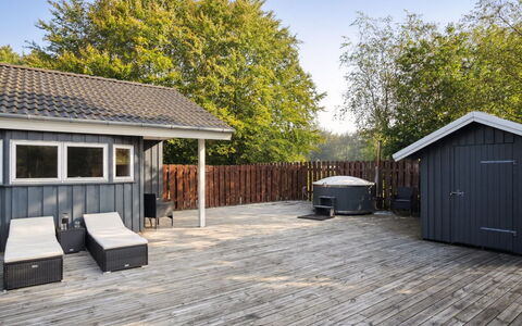 Elif - 30Km from the Sea: Tækning, Sommerhus, Hus, Tag, Hjem, Stuehus, Hytte, Estate, Landsby