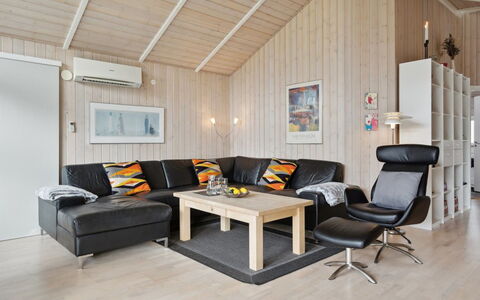 Elif - 30Km from the Sea: Møbel, Indretning, Træ, Couch, Stue, Loft, Gulvbelægning, Hjem, Etage, Belysning