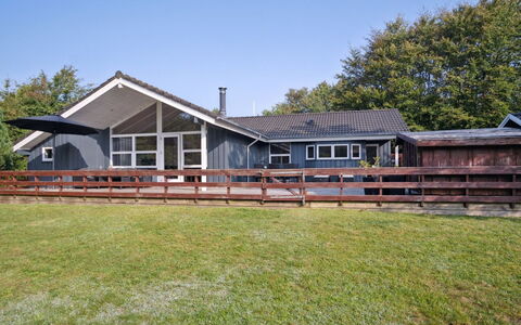 Elif - 30Km from the Sea: Hjem, Sommerhus, Veranda, Hårdttræ, Sidespor, Dæk, Skygge, Planke, Estate, Garden Bygninger